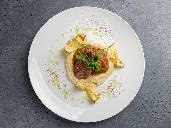 Caramelle Village - Томленые телячьи щечки с пюре из сельдерея