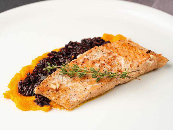 Stars - Стейк из лосося на черном рисе