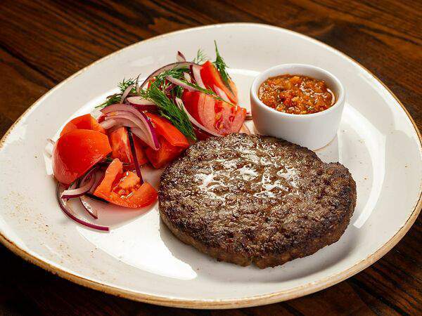 Онегин - Бифштекс из мяса с томатами и луком