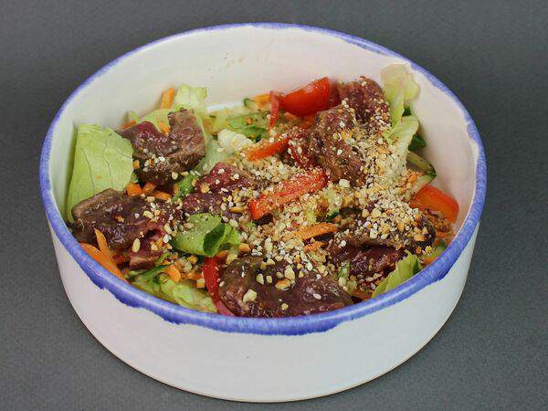 Бар Сплетни - Салат с ростбифом и соусом LemonFish