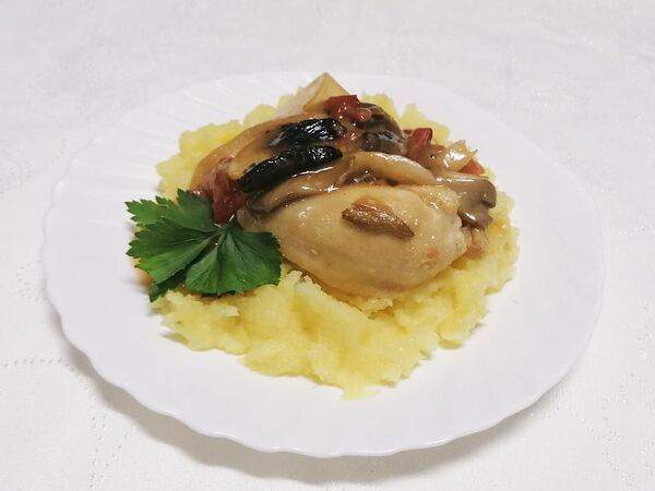 Три правила - Курочка с грибами в винно-грибном соусе