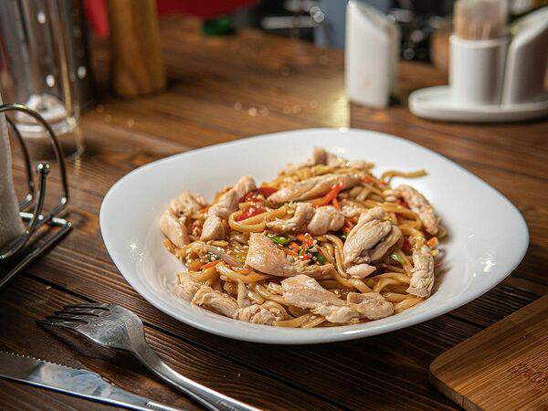 Bizon Grill Café - Лапша или рис с курицей и овощами