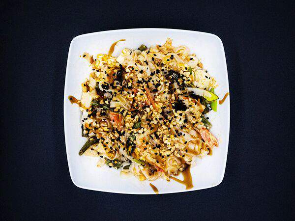 Mr Khan - Рисовая лапша с креветками в соусе Пад-Тай