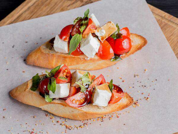 Terra - Брускетты с томатами черри, сыром фета и базиликом