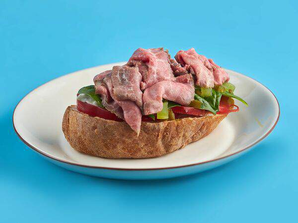 Игрушки - Брускетта с ростбифом, битыми огурцами и халапеньо