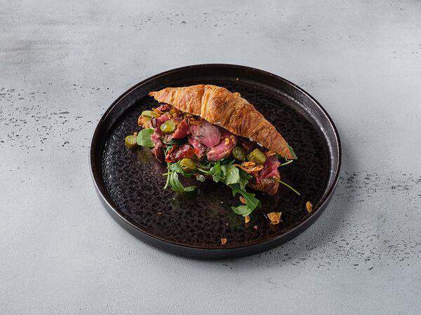 GARRY BAR - Круассан с ростбифом, корнишоном и вялеными томатами