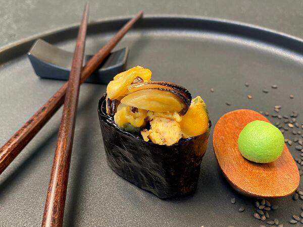 Лосось sushi & oysters - Гункан с мидиями