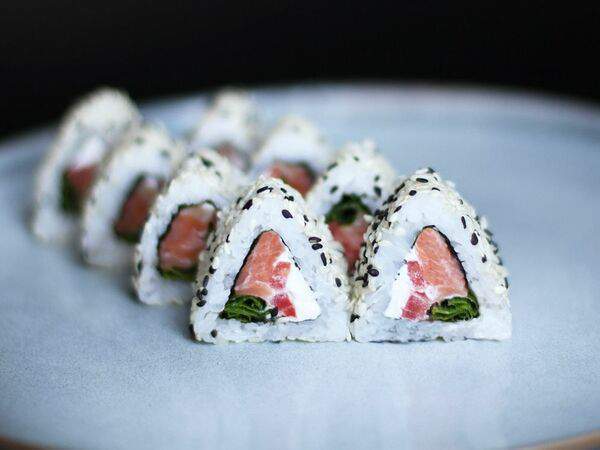 Sushi 34 - Ролл в кунжуте с лососем и зеленым луком