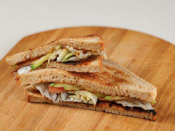 Gost Food - Сэндвич с цукини, помидором и луком фри