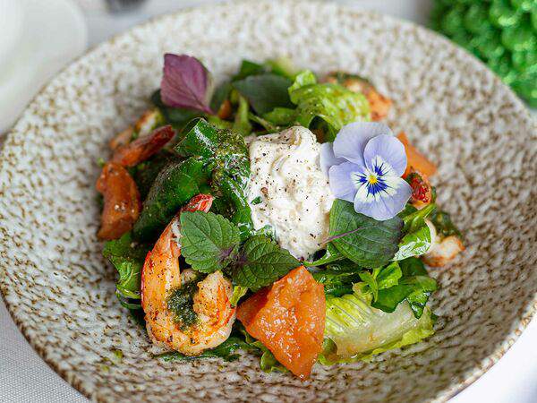 Барин Сметанин - Салат с креветками, карамелизованной айвой и сыром страчателла