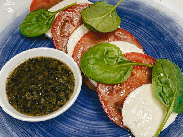 Квартира - Капрезе из моцареллы с соусом песто