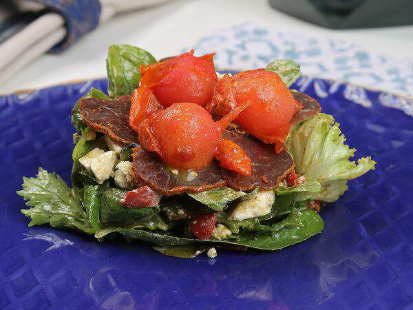 Familia - Салат с вяленой говядиной и брынзой