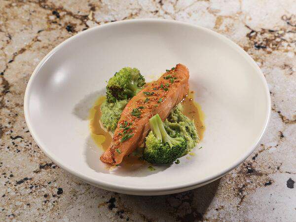 Ресторан 1991 - Стейк из лосося трехминутной готовности с гуакамоле и капустой брокколи