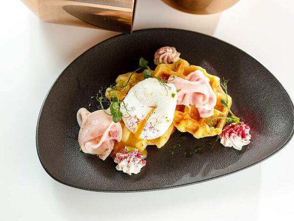 ЛайкиПарк - Картофельные вафли с ветчиной и яйцом пашот