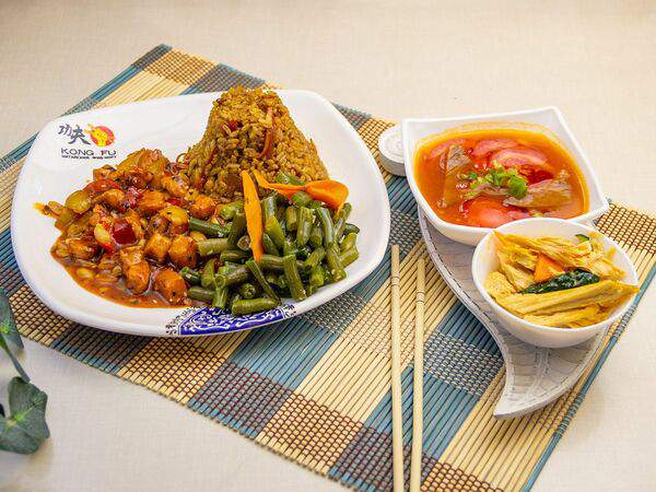 Kong Fu - Курица с овощами, арахисом и рисом