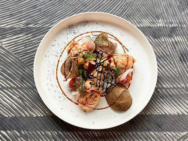 Lukum lounge cafe - Салат с обожжённой семгой