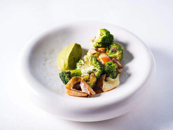 Red wall - Брокколи с белыми грибами и соусом манго-чили