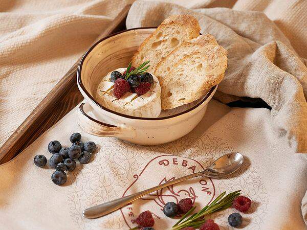 Debaton - Камамбер с багетом и свежими ягодами