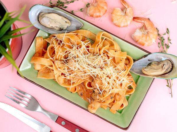 Василий - Паста с морепродуктами в сливочно-томатном соусе