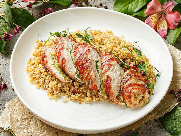 Вэлфед - Куриная грудка в беконе с соусом песто и булгуром