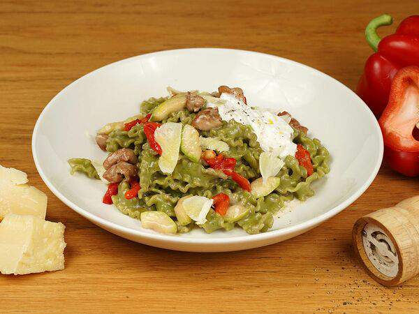 Maccheroni - Феттуччине со шпинатом и куриным бедром