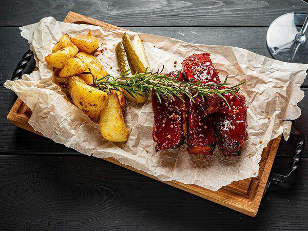 Гости рестопаб - Свиные ребрышки в глазури