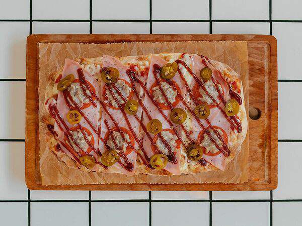 Футурист. Bar & Kitchen - Пинса Мясная BBQ с халапеньо