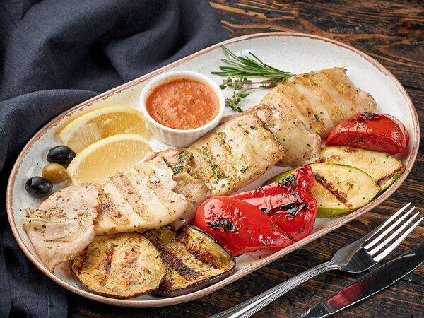 Югославия гриль - Филе кальмара с овощами гриль