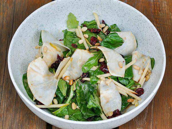 Zoom cafe - Зелёный салат с сезонным яблоком и вяленой клюквой