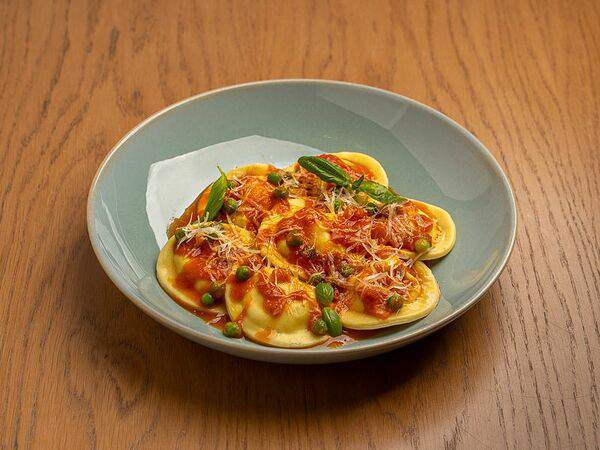 Бруни - С курицей в соусе маринара и зеленым горошком