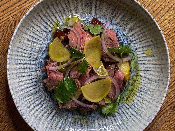 Сказка - Салат с ростбифом, овощами и вяленными томатами