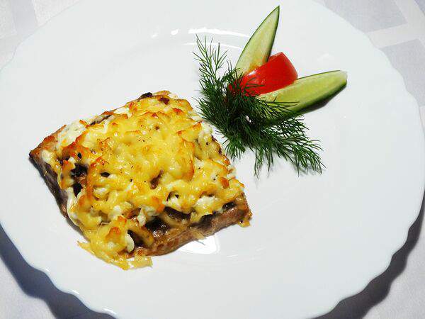 Московский - Горбуша, запеченная в соусе с грибами