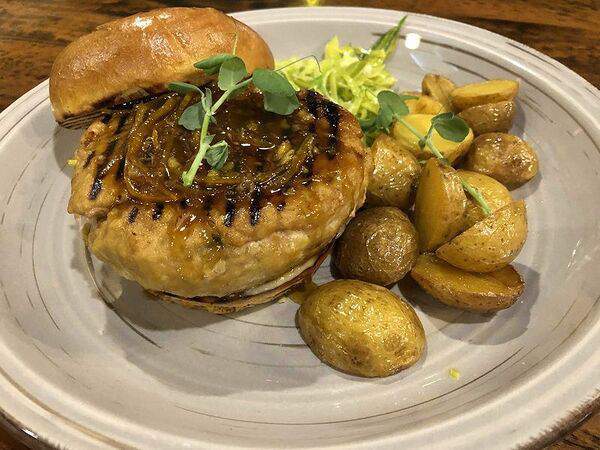 Hamilton's pub - Cвинoй бургер с апельсиновым маринадом