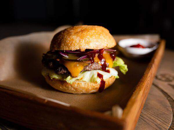 Бурбон стрит бар - Биф бургер