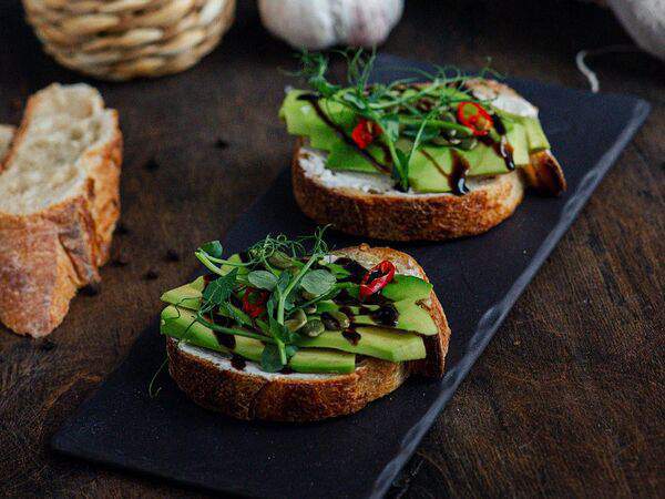 Между нами булочками - Брускетта с авокадо и сыром фета