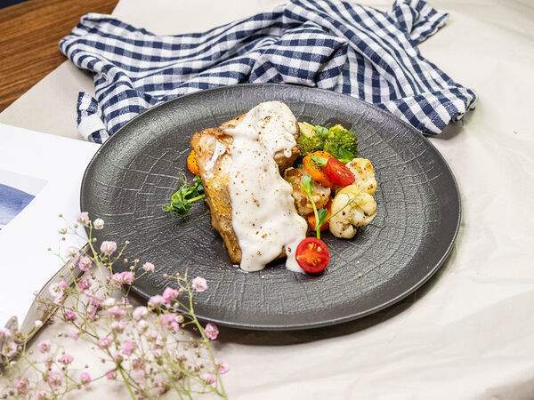 Дело не в вине - Судак на овощной подушке под соусом бешамель