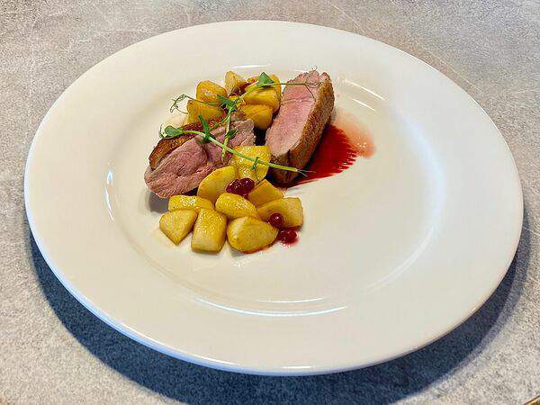 Gosti - Утиная грудка с брусничным соусом