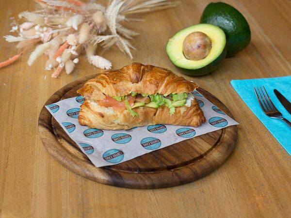 Coffee Cake - Круассан с лососем и авокадо