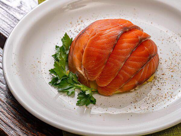 Сельпо - Салат из семги слабой соли с креветками, помидорчиком и картофелем