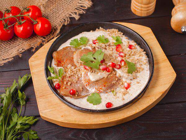 Пейзаж - Язык говяжий, запечённый под сливочно-ореховым соусом