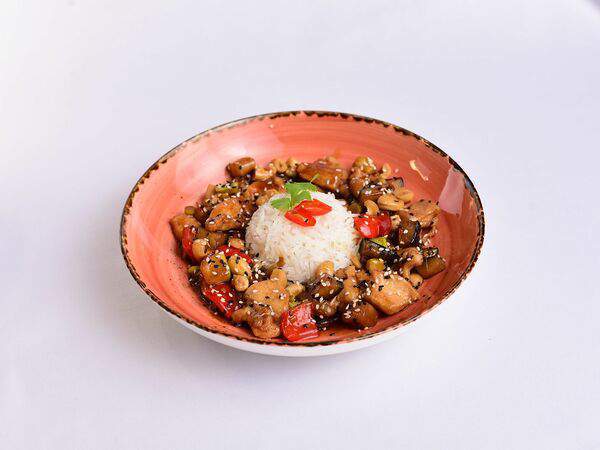 Самое популярное кафе - Куриное филе с овощами и орешками кешью в азиатском стиле