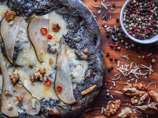 Fabbrica - Чёрная Римская пицца Груша с горгонзолой