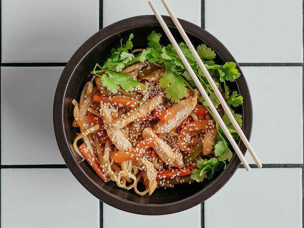 Футурист. Bar & Kitchen - Вок с курицей Терияки