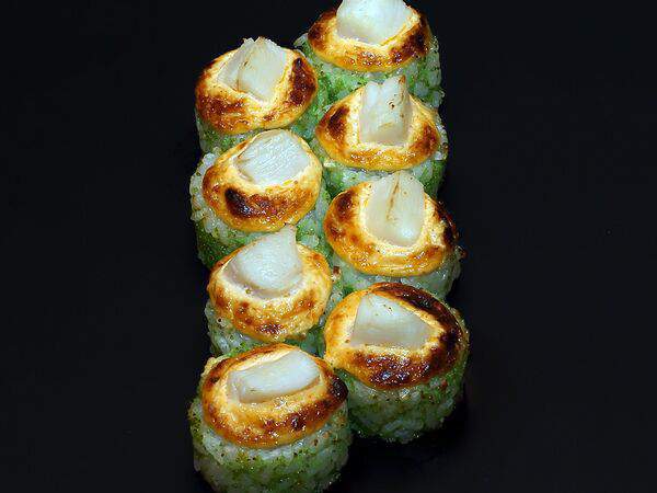 SushiTokyo - Запеченный ролл с гребешками (острый)