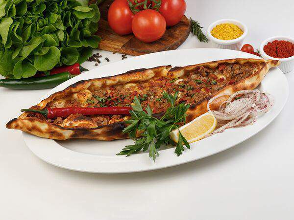 Кафе Бадо - Пиде с гуляшом