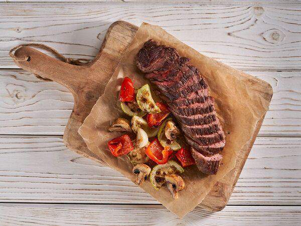 Стейк & Бургер Бургерная от Мираторг - Стейк Бавет с овощами гриль