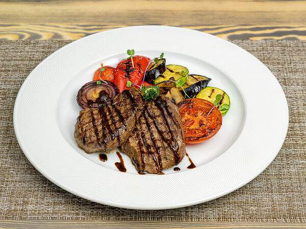 Княгининский двор - Медальоны из говядины с овощами на гриле