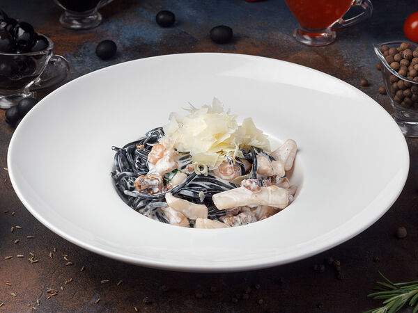 Blackwood - Спагетти с чернилами каракатицы и морепродуктами в сливочном соусе