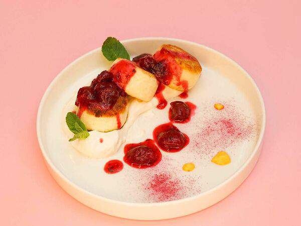 Sisters Coffee & Wine - Сырники с вишнёво-имбирным соусом