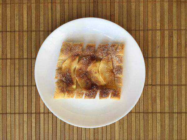 Кафе Мария - Шарлотка яблочная из слоеного теста открытая